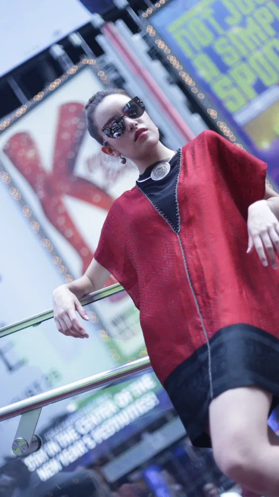 Look de alta costura en rojo en Times Square, Nueva York