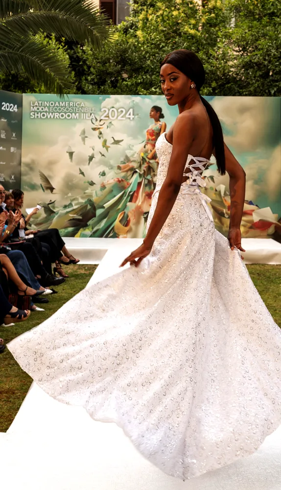 Vestido de gala blanco bordado en pasarela
