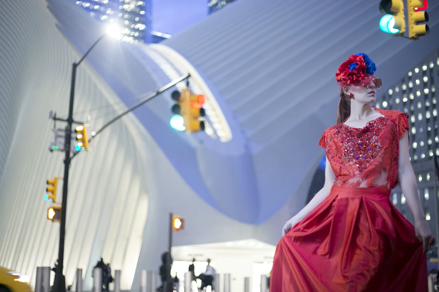 Vestido rojo de gala en la arquitectura del Oculus, Nueva York