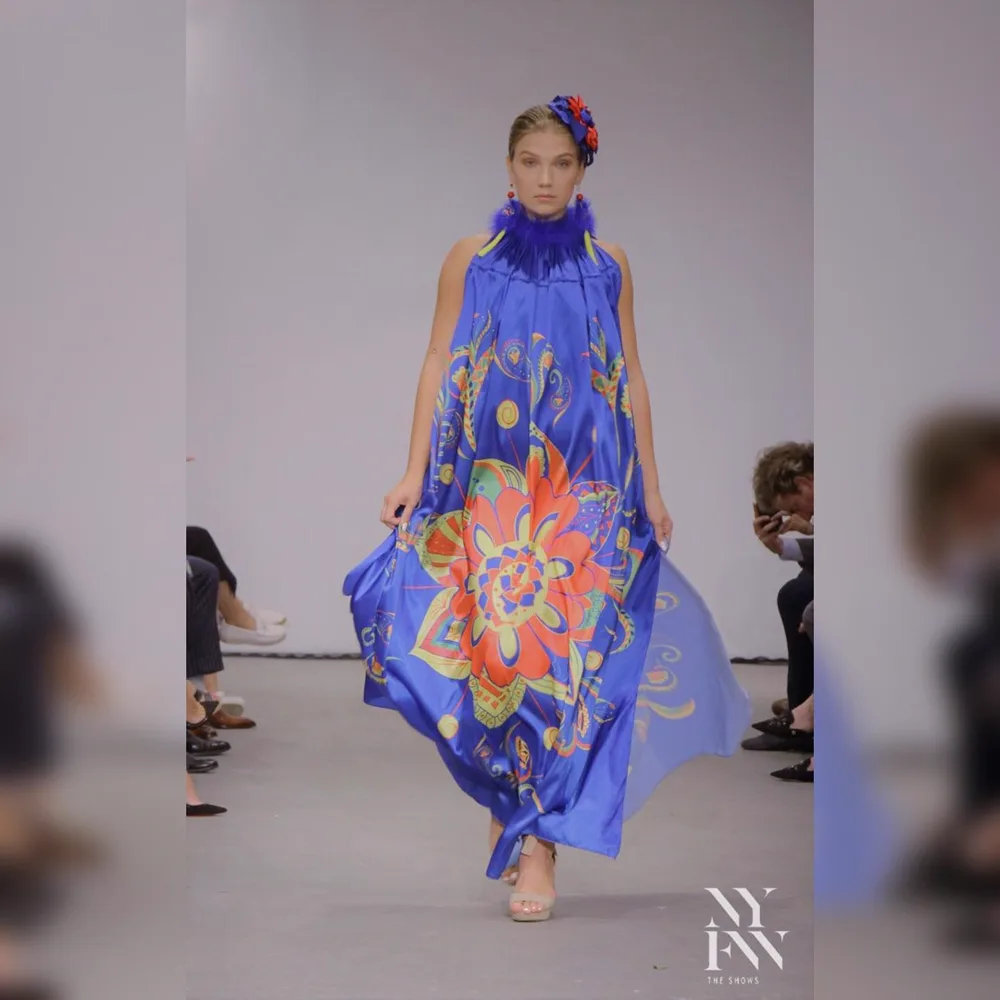 Vestido azul de estampado floral en la pasarela de New York Fashion Week