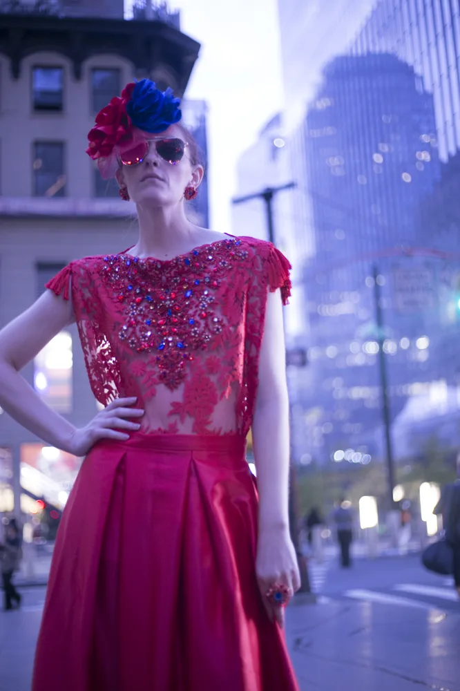 Look editorial en rosa entre rascacielos de Nueva York