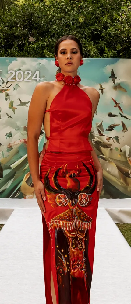 Vestido rojo pintado a mano en pasarela