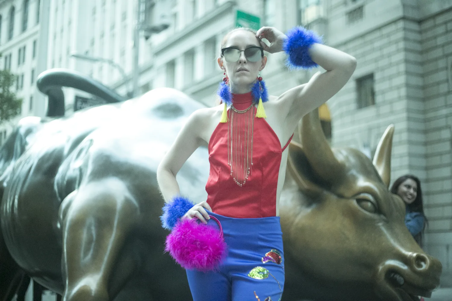 Look de color junto al Charging Bull de Wall Street, Nueva York