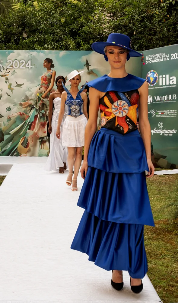 Conjunto azul de volados en pasarela