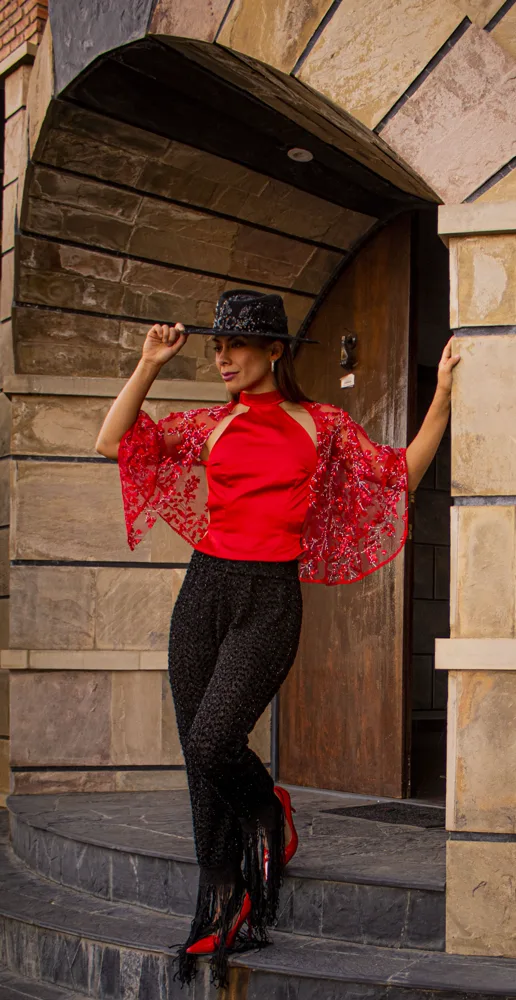 Look rojo con flecos en una portada de piedra, Nueva York